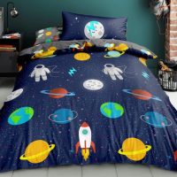 1-persoons jongens dekbedovertrek (dekbed hoes) “space” blauw / donkerblauw met planeten, sterren, astronauten en raketten in de ruimte / heelal eenpersoons 140 x 200 cm