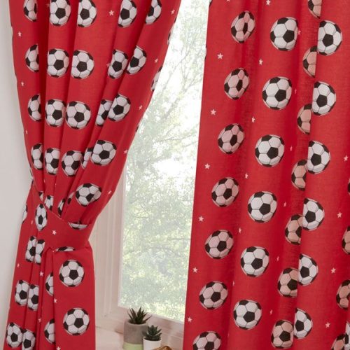 Gordijnen (set van 2 stuks) voor de kinderkamer rood met zwart-witte voetballen (football) en sterren / sterretjes, kant en klaar 137 cm hoog en 168 cm breed (jongens slaapkamer)