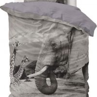 1-persoons dekbedovertrek (dekbed hoes) antraciet grijs met grote olifant en giraffen in de wilde natuur (fotoprint dieren, animals) eenpersoons KATOEN 140 x 220 cm