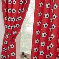Gordijnen (set van 2 stuks) voor de kinderkamer rood met zwart-witte voetballen (football) en sterren / sterretjes, kant en klaar 183 cm hoog en 168 cm breed (jongens slaapkamer)
