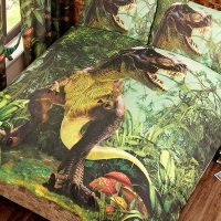 2-persoons kinder / jongens dekbedovertrek (dekbed hoes) “T-Rex” groen met grote brullende dinosaurus (dino) tussen bomen, struiken, planten en paddenstoelen in de wilde natuur tweepersoons 200 x 200 cm