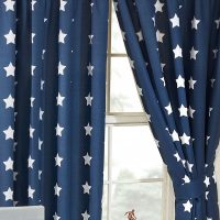 Gordijnen (set van 2 stuks kant-en-klaar 137 cm hoog en 168 cm breed) navy blauw / donkerblauw met witte sterren / sterretjes (stars) voor de kinderkamer / jongens slaapkamer