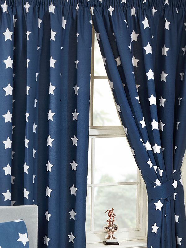 Gordijnen (set 2 stuks kant-en-klaar 137 cm hoog en 168 cm breed) navy blauw / donkerblauw met witte sterren / sterretjes (stars) voor de kinderkamer / jongens of meisjes slaapkamer – Blije Kids