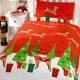 Peuter / junior kinder dekbedovertrek (dekbed hoes) rood – wit met rendieren en fris groene kerstbomen in de sneeuw tussen de cadeautjes / pakjes en sterren / sterretjes 120 x 150 cm