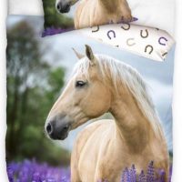 1-persoons kinder dekbedovertrek (dekbed hoes) met lief bruin paard in de wei met paarse lavendel en bomen erachter (natuur / bloemen) KATOEN eenpersoons 140 x 200 cm