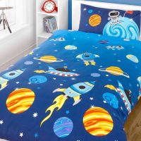1-persoons jongens dekbedovertrek (dekbed hoes) blauw met planeten, raket, spaceshuttle, ufo, astronaut, ruimtewezens tussen de sterren in het heelal / de ruimte / universum eenpersoons 140 x 200 cm