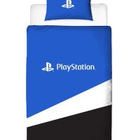 1-persoons jongens dekbedovertrek (dekbed hoes) “PlayStation banner” blauw / wit / zwart met officieel logo van spelcomputer Playstation en tekens van de controller knoppen eenpersoons 140 x 200 cm
