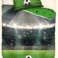 1-persoons jongens dekbedovertrek (dekbed hoes) “voetbalveld” met voetbal / bal op de middenstip van de groene grasmat met goal / doel in voetbalstadion KATOEN eenpersoons 140 x 200 cm